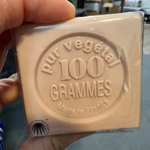 NEW L’OCCITANE TRAVEL SET - Picture 2 of 5